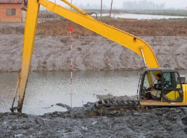 江西水陆两用挖掘租赁机会浮在水面上导致挖斗无法工作.